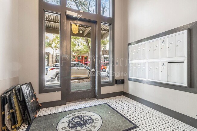 Building Photo - 925 Garrett St