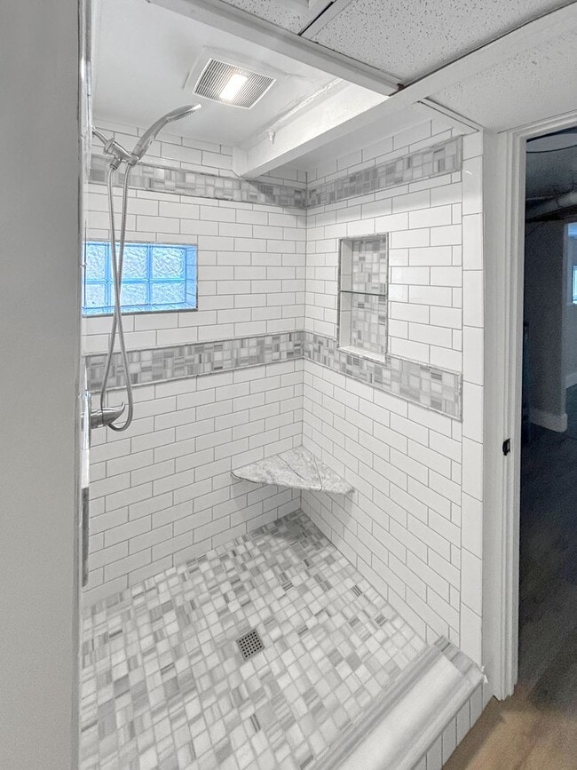 Building Photo - Welcome to this newly remodeled gem located in the heart of Collier, PA.