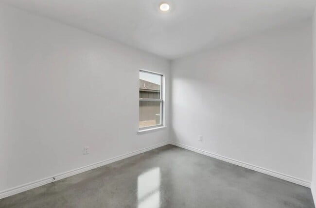 Building Photo - 604 Pacific Crest Trl