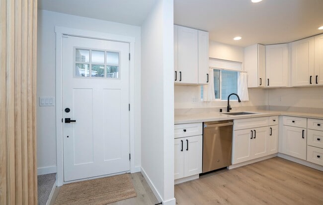 Building Photo - Updated Gig Harbor Duplex with Outdoor Space