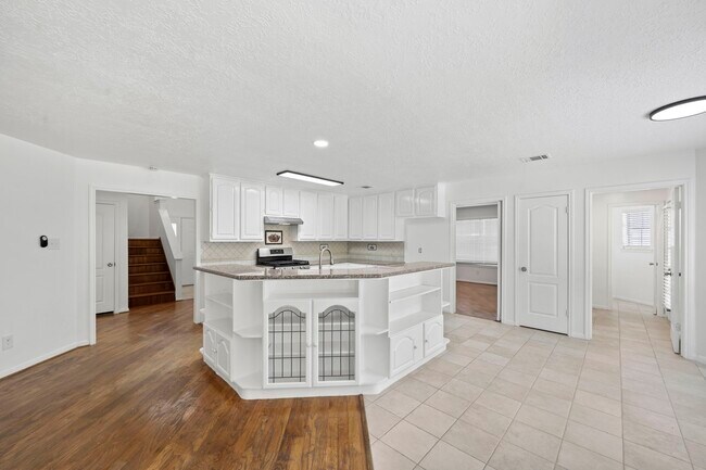 Building Photo - 2406 Parkwood Ln