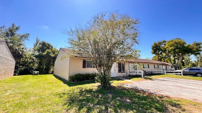 Building Photo - NEWLY RENOVATED 3 Bedroom/2 Bath Unit! Was...