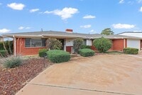 Building Photo - 3 Bedroom 2 Bath Conveniently Located House!