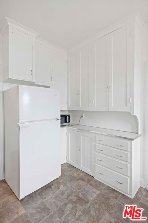 Building Photo - 643 S Detroit St