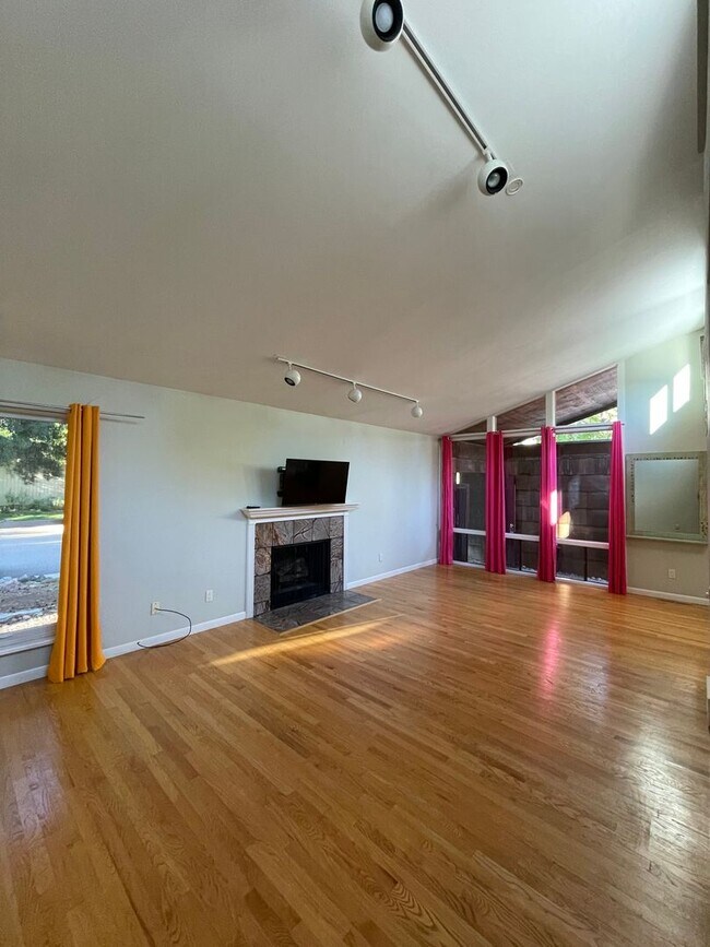 Building Photo - Lovely 3 BED / 2 BATH family home in Parkside neighborhood!