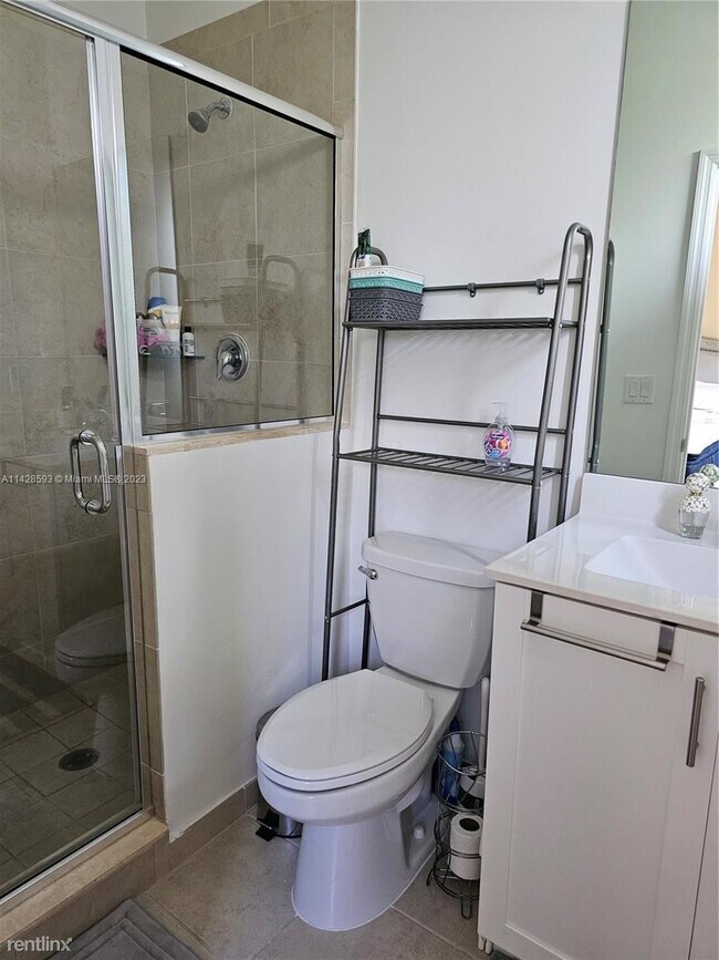 Building Photo - 3 br, 2.5 bath Townhome - 335 NE 208th Ter