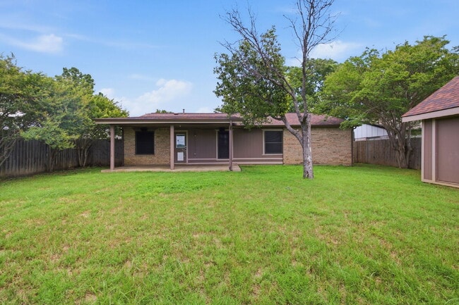 Building Photo - Charming 3 Bedroom Home near Schools and Rec Center