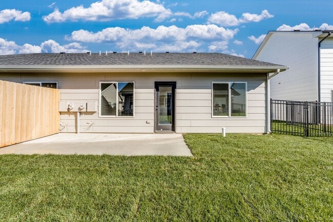 Building Photo - Fox Creek Holly Plan