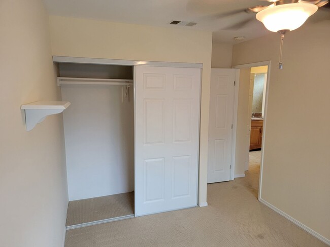 Building Photo - SPACIOUS 3BR/2.5 TOWNHOME STYLE UNIT locat...