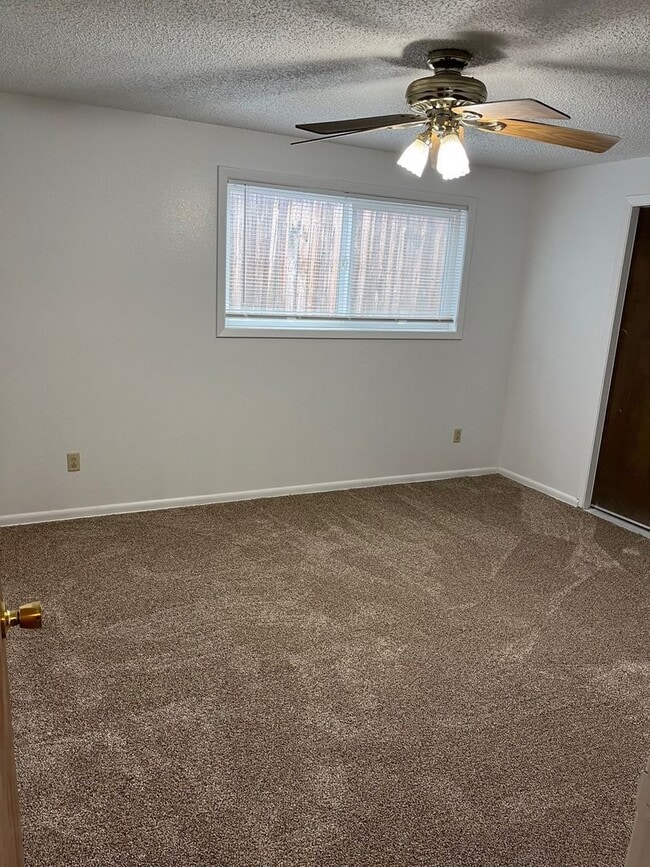 Building Photo - 2 Bedroom, 1 Bathroom Duplex - Located nea...