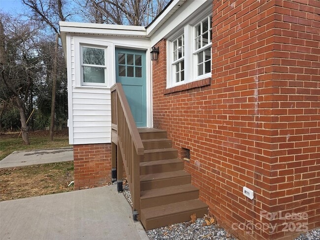 Building Photo - 1953 Woodcrest Ave