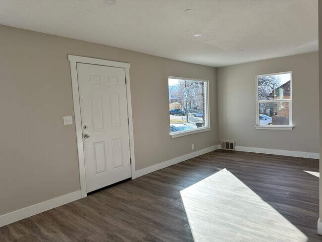 Building Photo - Darling remodeled 5 bedroom 2 bathroom home in the heart of Ogden