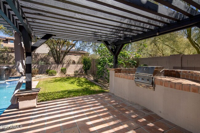 Building Photo - 9818 E Edgestone Dr