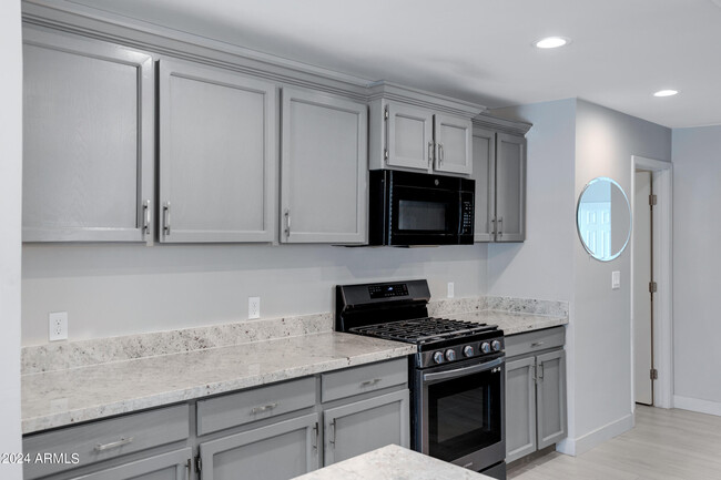 Building Photo - 607 E Encanto Dr