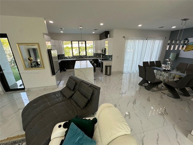 Building Photo - 2342 McKinley St