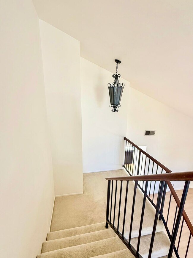 Building Photo - 3Bed/3Bath House Plus Office in South Torr...