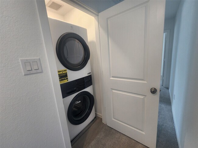 Building Photo - 906 Pertuso Ln