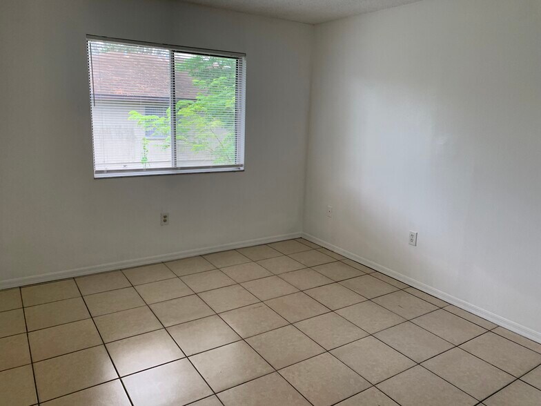 Master bedroom - 1197 S Park Ave
