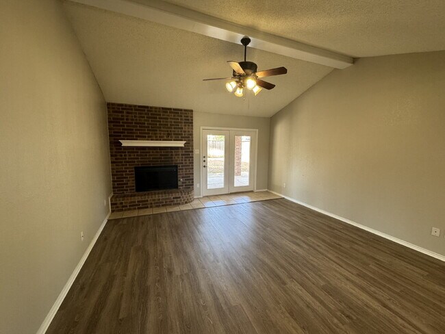 Building Photo - Stunning 3-Bedroom Haven with Cozy Firepla...