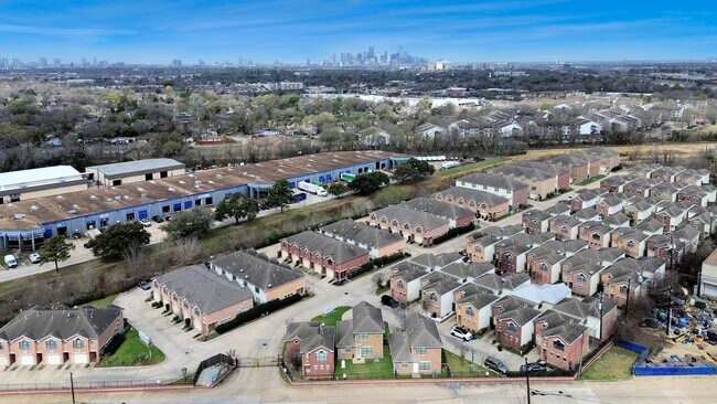 Building Photo - 5941 S Loop E