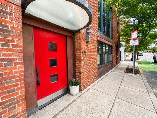 Building Photo - 136 Arlington St