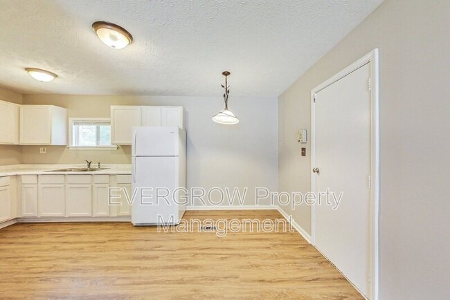 Building Photo - 3962 Strathmore Dr