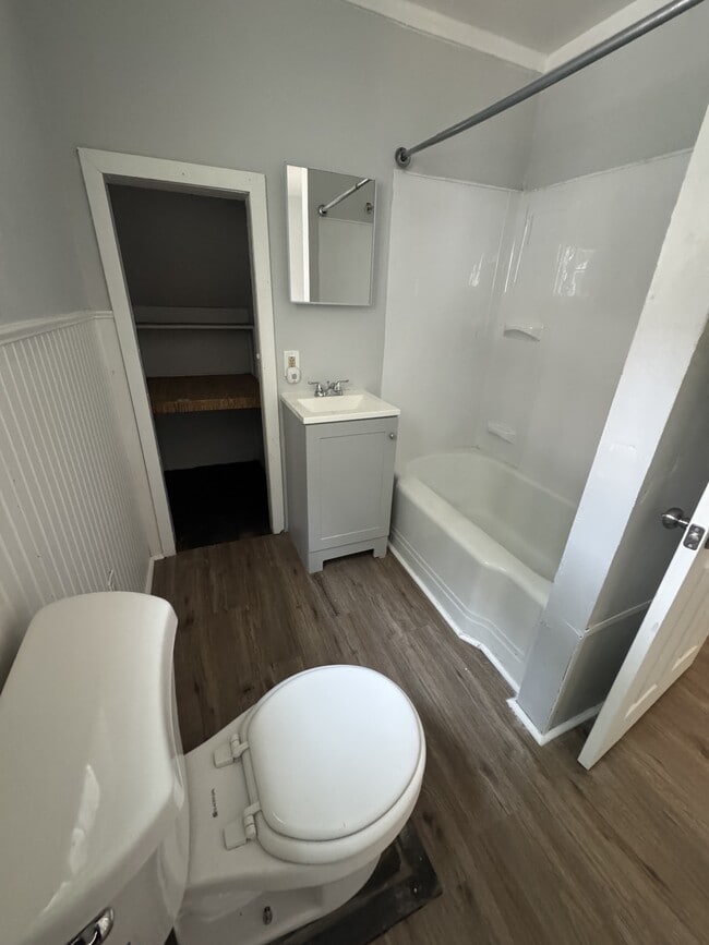 Building Photo - 9 Straub St