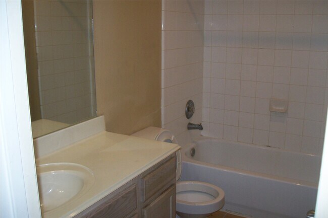 Building Photo - 15007 Kingsbridge Way