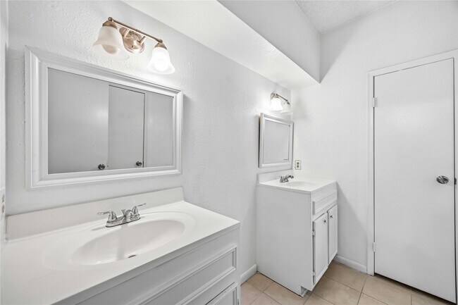 Building Photo - 9410 Stonehouse Ln