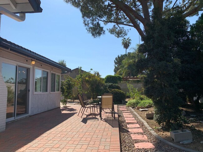 Building Photo - Light-Filled Thousand Oaks Home with Backyard Retreat