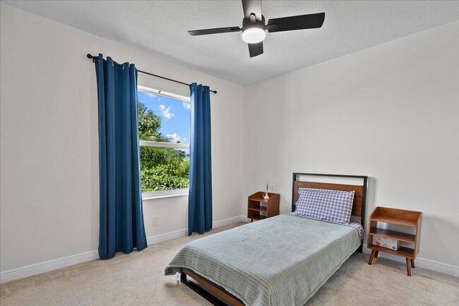 Building Photo - 2447 Country Golf Dr