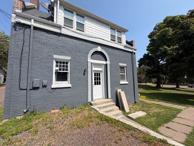 Building Photo - 2307 1/2 E Superior St
