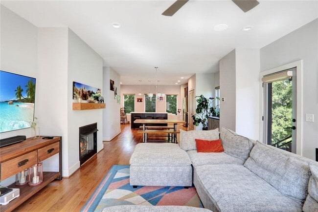 Building Photo - 623 Irwin St NE