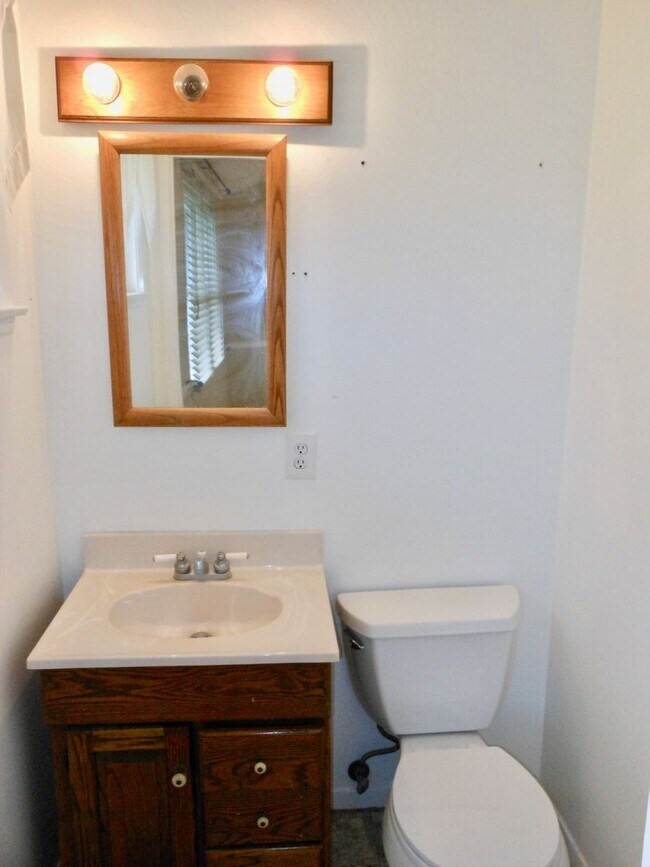 Building Photo - FOR RENT: Charming Single Level House, Pri...