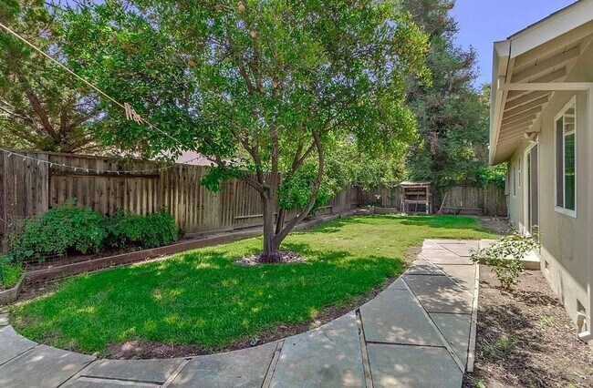 Building Photo - Fantastic 3 Bed 2 Bath Home Available Now!