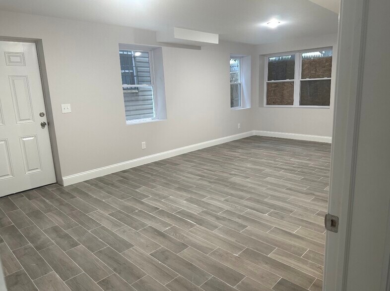 Studio - 887 S 14th St
