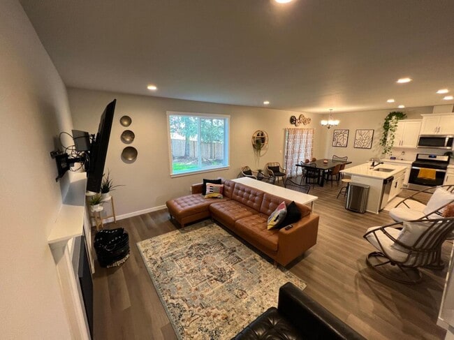 Building Photo - 2311 Quail Run Ln S