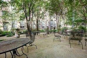 Building Photo - 920 Poeyfarre St