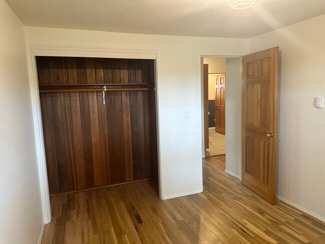 Building Photo - 3 bed, 1 bath house in a great neighborhood!