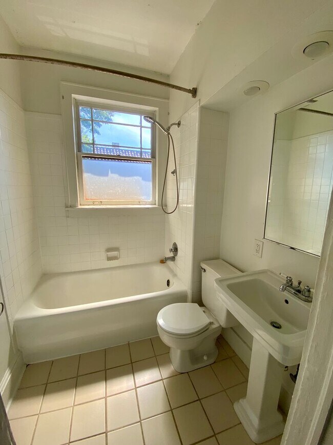 Building Photo - Two Bedroom/One Bathroom, Top Floor Minutes From Beltline