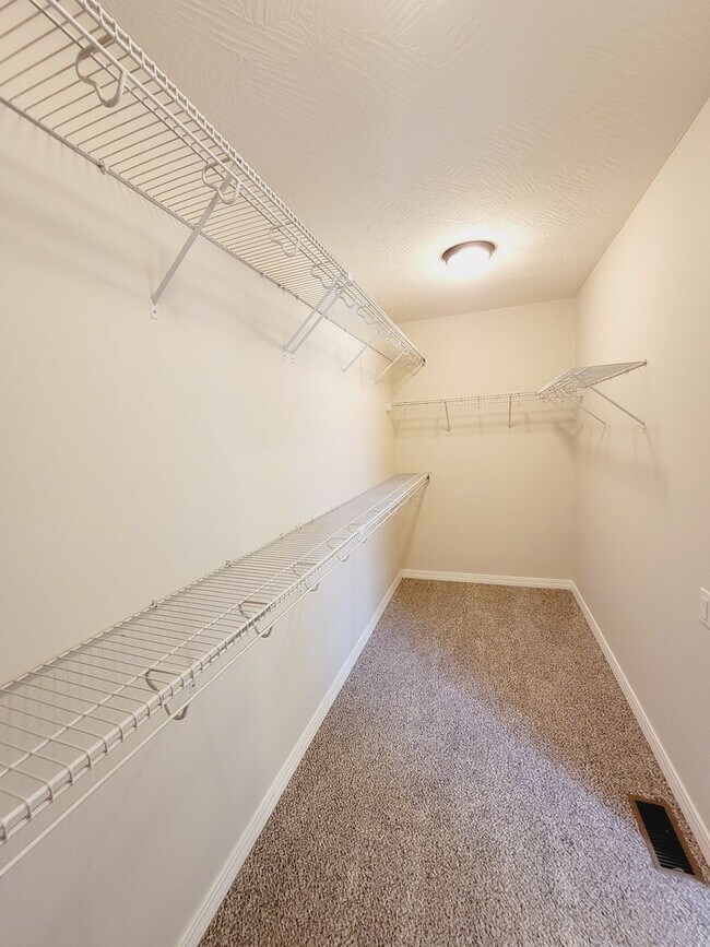 Building Photo - Prairie View Estates,  4 BR - 3 Car Garage...