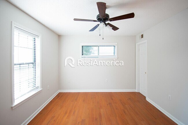 Building Photo - Newly Renovated 3/2 In Bartlett