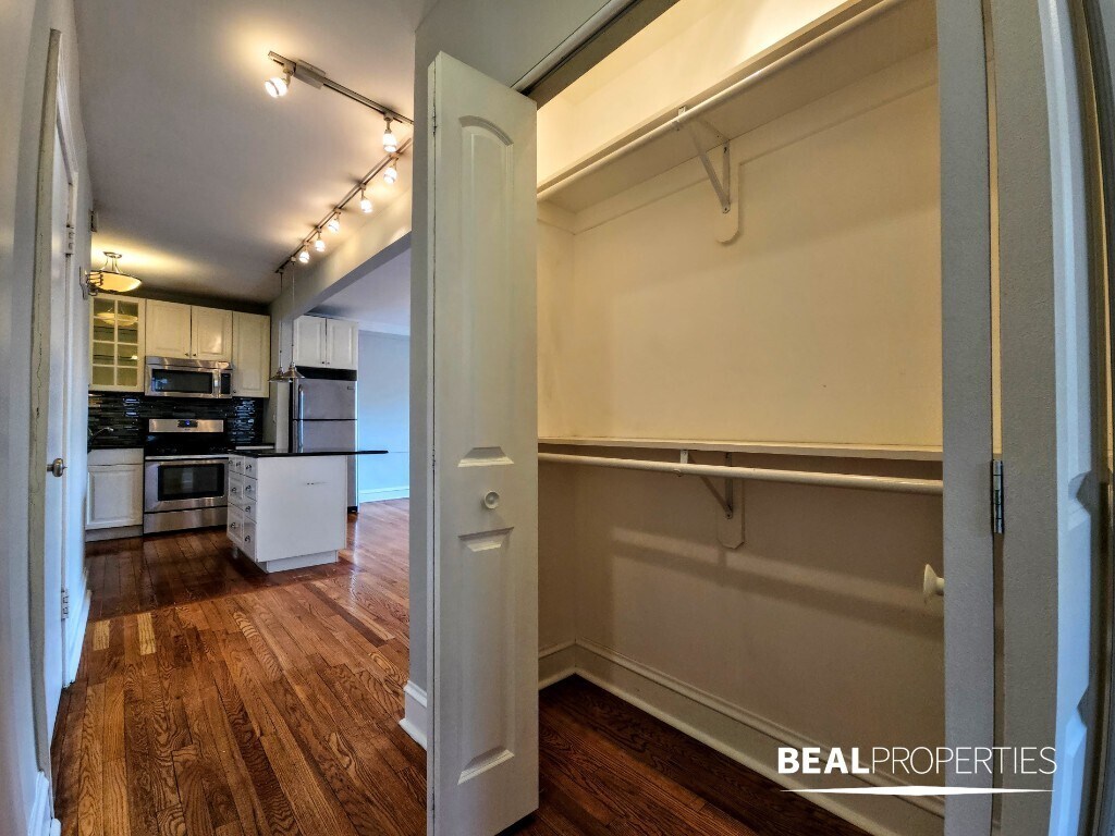 Building Photo - 548 W Surf St