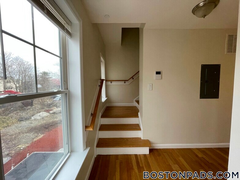 Building Photo - 152 Thornton St