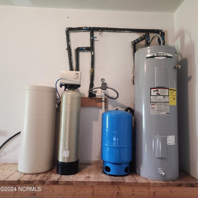 Building Photo - 115 Blue Bird Ln