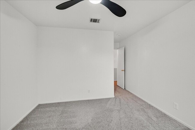 Building Photo - 2 Bedroom, 2 1/2 bath Townhome