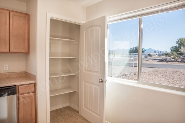 Building Photo - CUTE 1 BEDROOM HOME