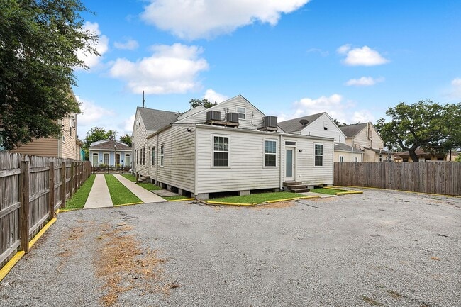 Building Photo - 2123 S Liberty St