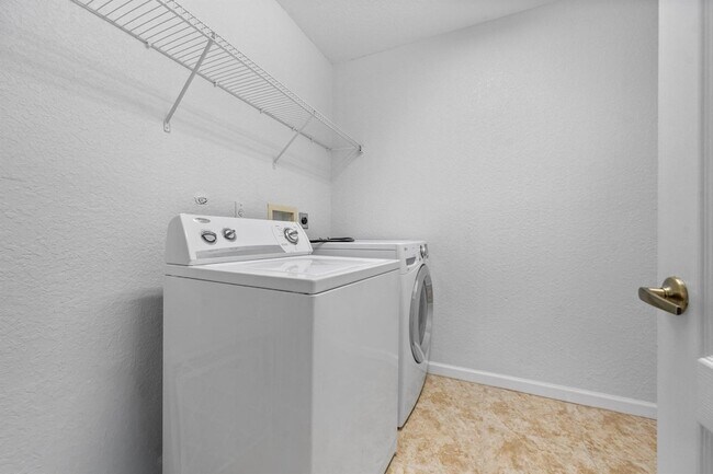 Building Photo - 4205 Bamboo Palm Ct