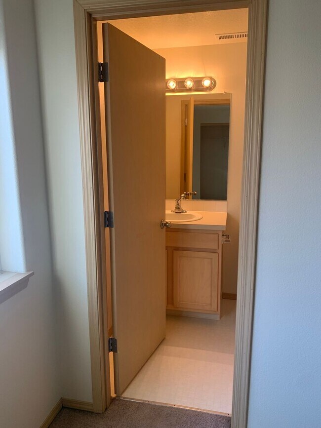 Building Photo - Camas Townhome with Beautiful Grey Laminate Flooring and Attached Garage